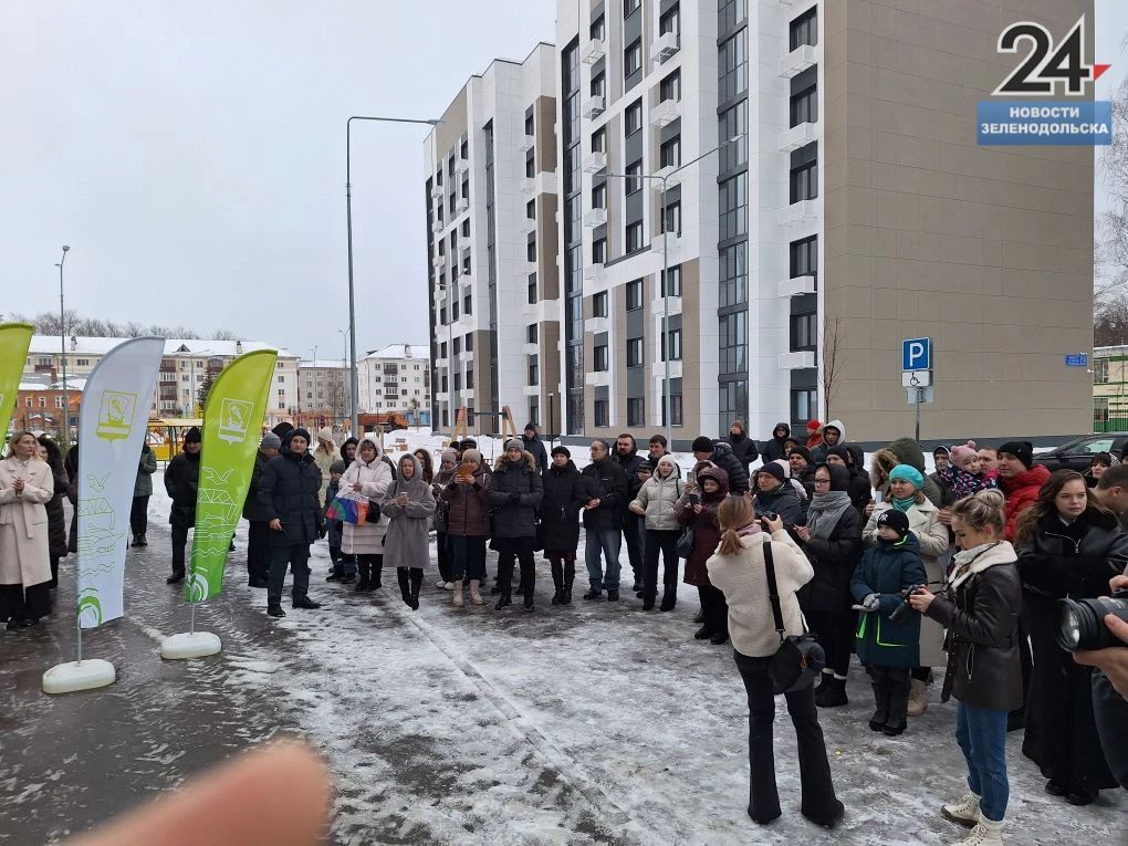 В Зеленодольске торжественно вручили ключи жильцам многоэтажного дома по улице Паратской