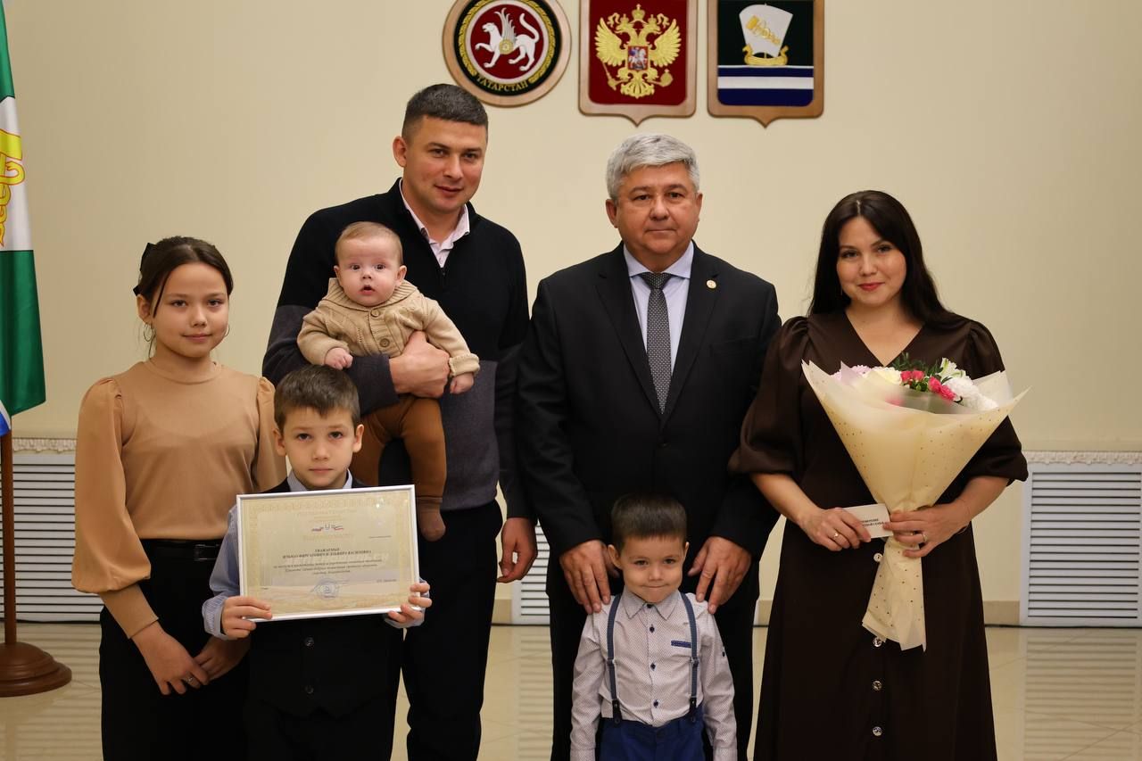 В Зеленодольском ЗАГСе состоялось торжественное мероприятие, посвященное Дню матери