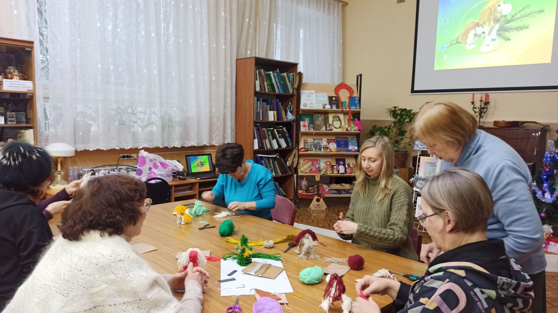 В клубе «Хризантема» прошел мастер- класс по изготовлению новогодней игрушки