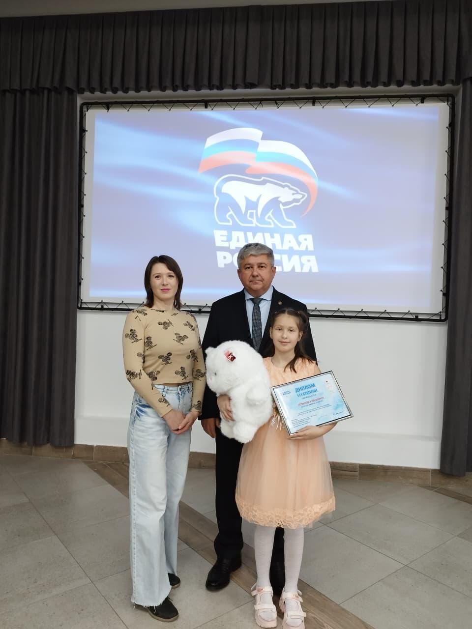 Василиса Новикова получила подарок и диплом от мэра Зеленодольска