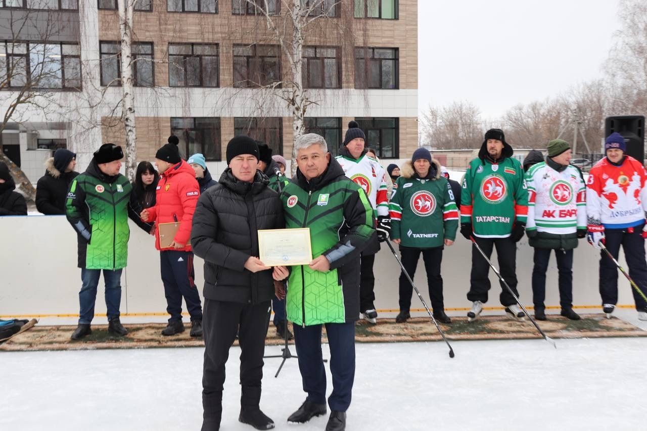 В поселке Васильево открыли хоккейную коробку