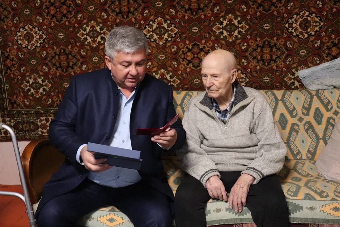 Михаил Афанасьев вручил ветеранам медали «80 лет Победы»