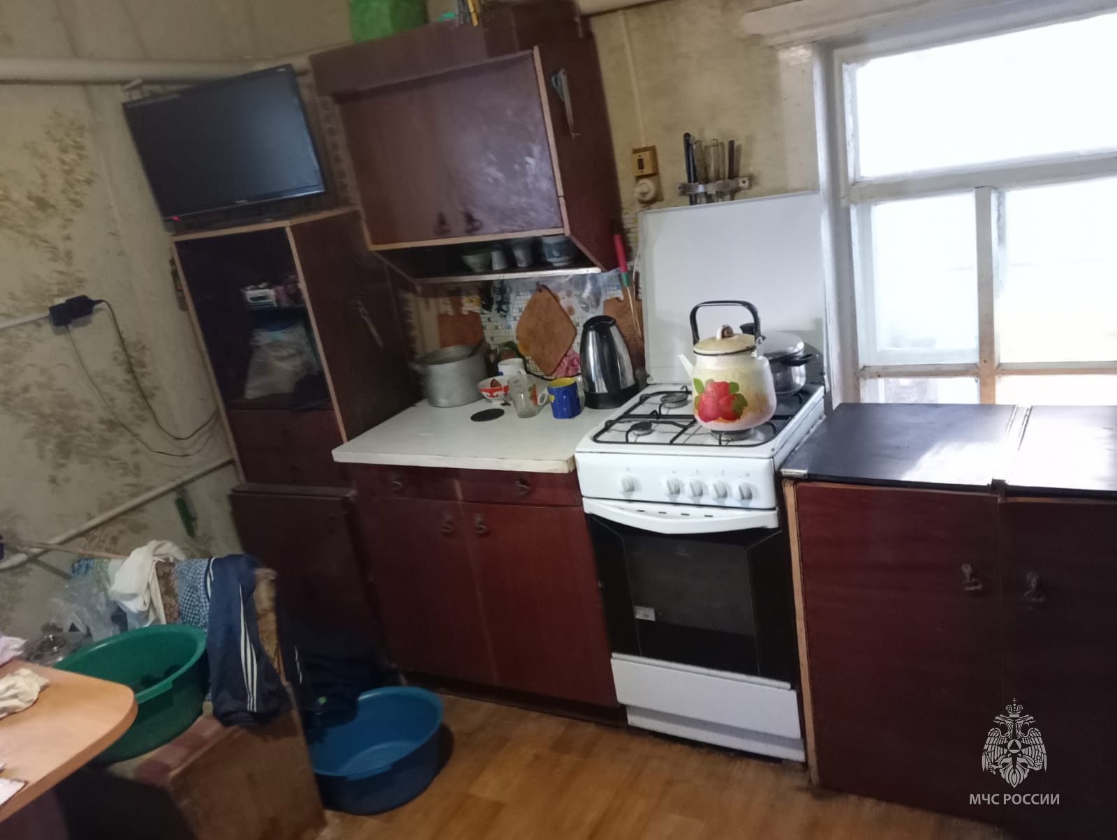 На пожилом человеке вспыхнула одежда, когда он ставил чайник на плиту