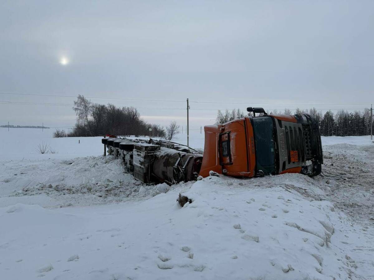 В Бугульминском районе Татарстана фура вылетела в кювет