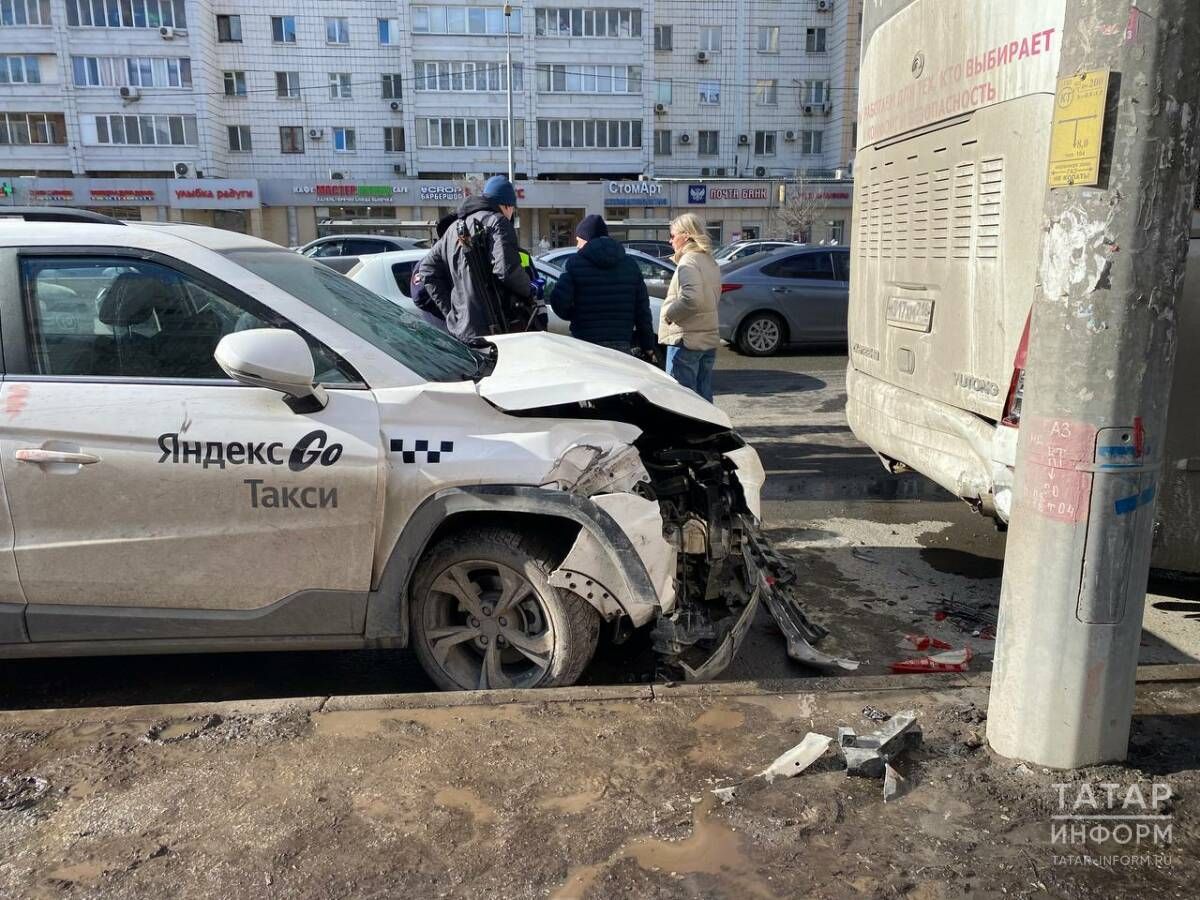В Казани машина такси наехала на людей на автобусной остановке