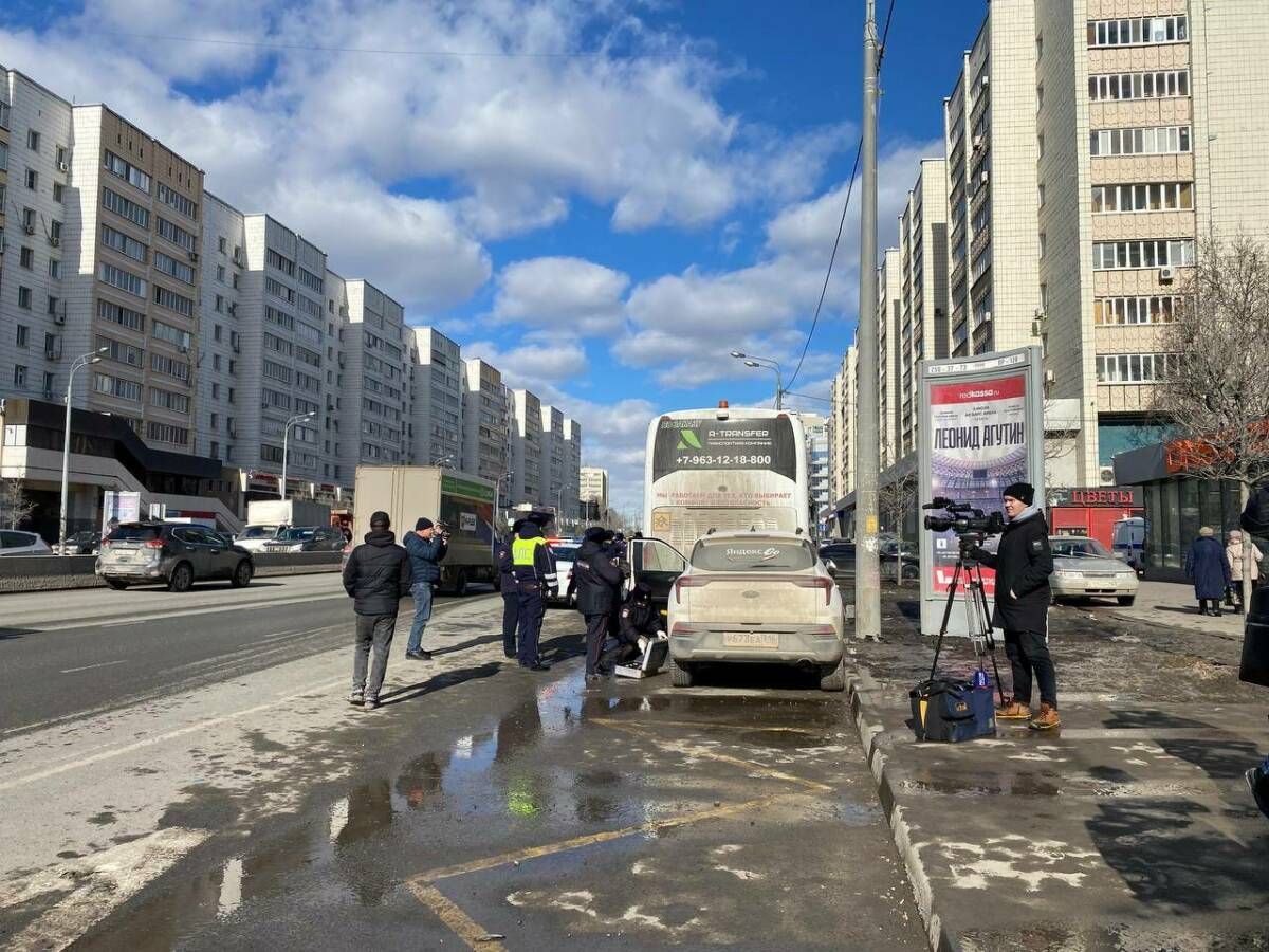 В Казани машина такси наехала на людей на автобусной остановке
