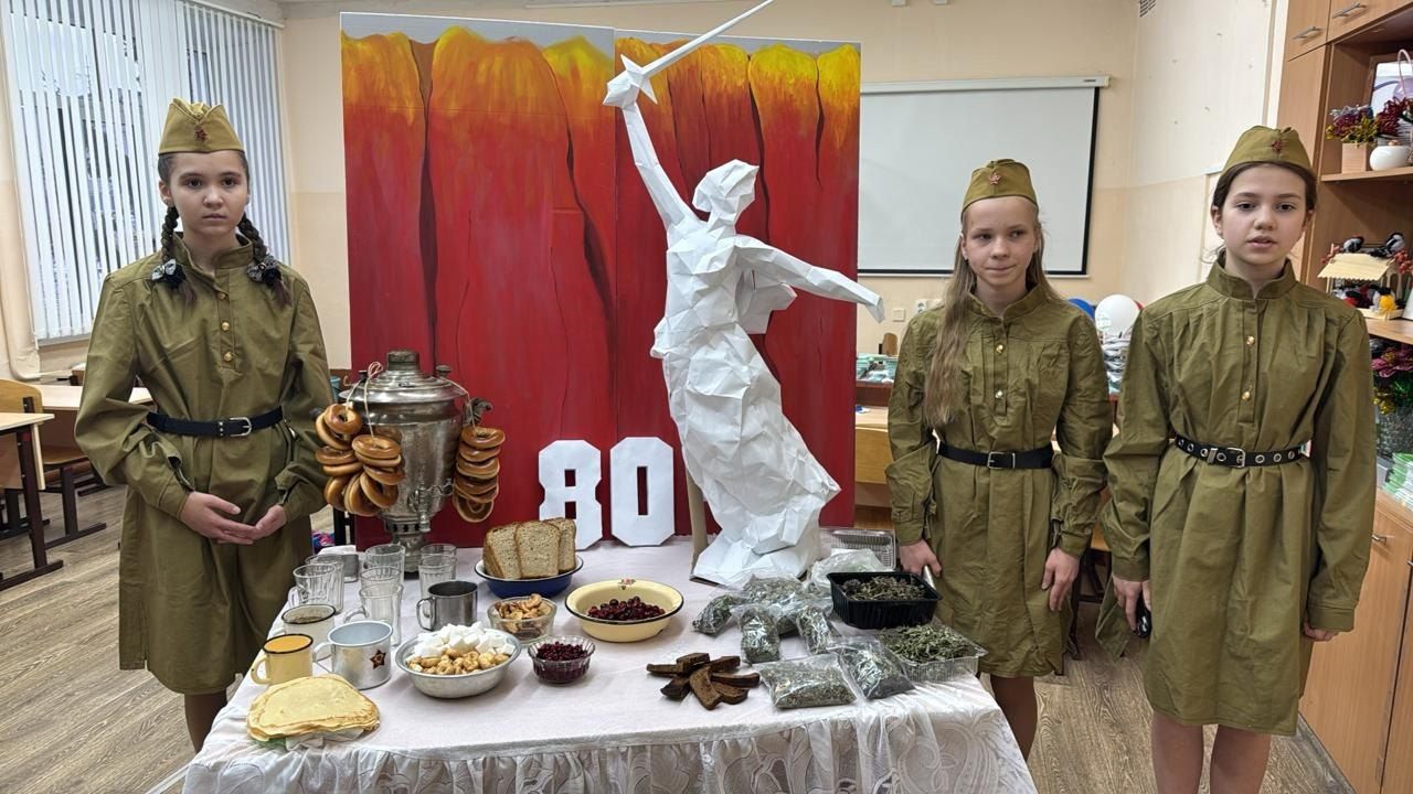 Ученики школы искусств в Айше сделали модель мемориала «Родина-мать зовет» из бумаги