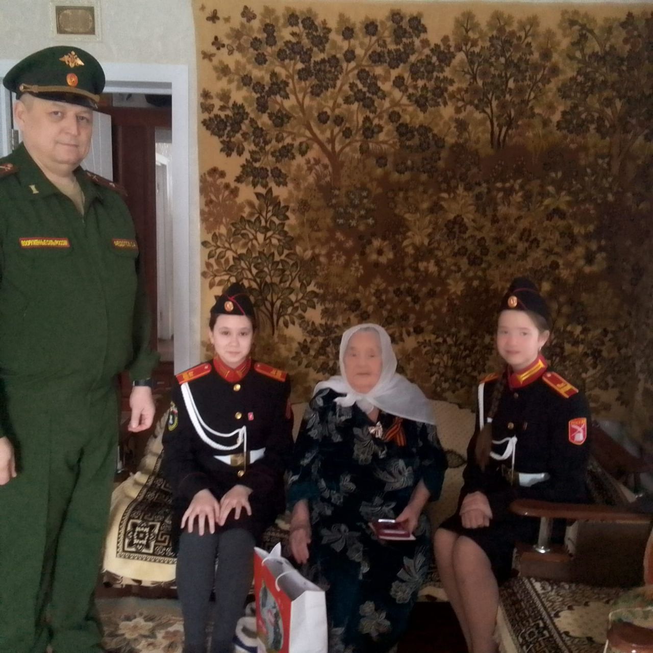 Ученики Васильевской кадетской школы навестили тружеников тыла