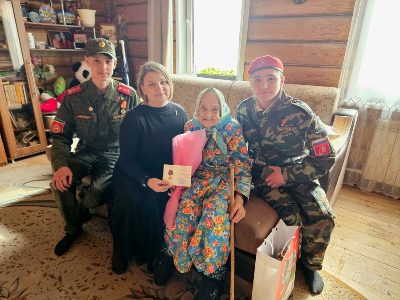 Юнармейцы Зеленодольска вместе с педагогами вручили медали труженикам тыла
