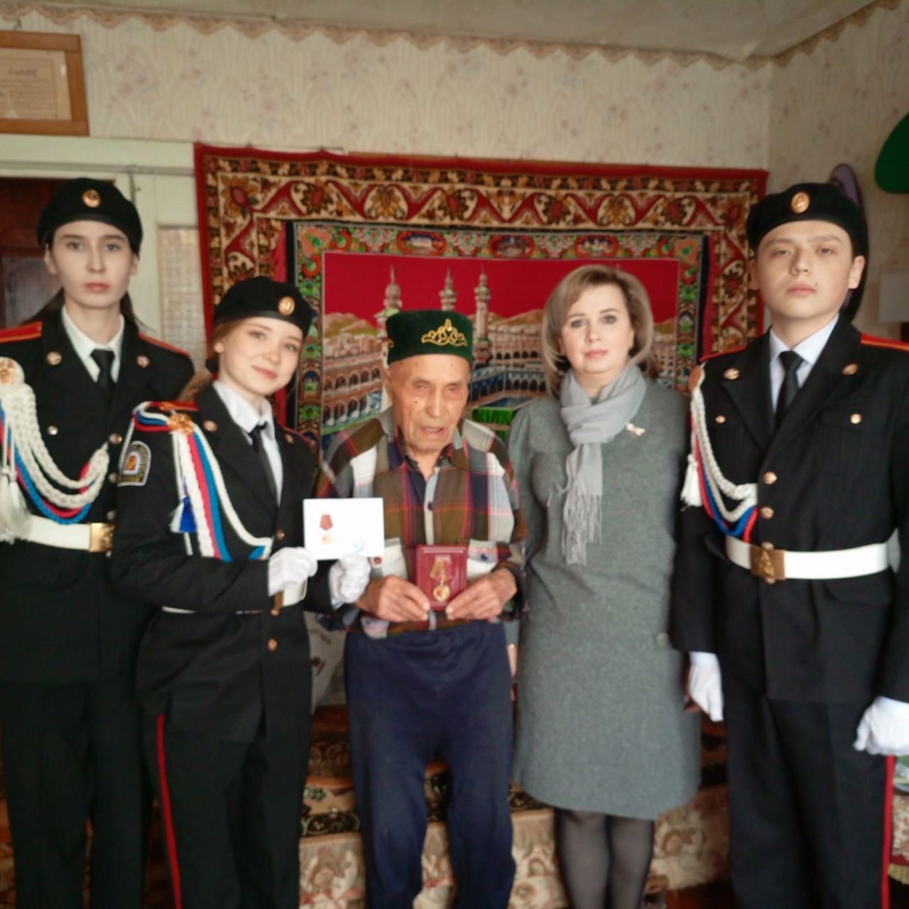 Гимназисты вручили ветеранам юбилейные медали