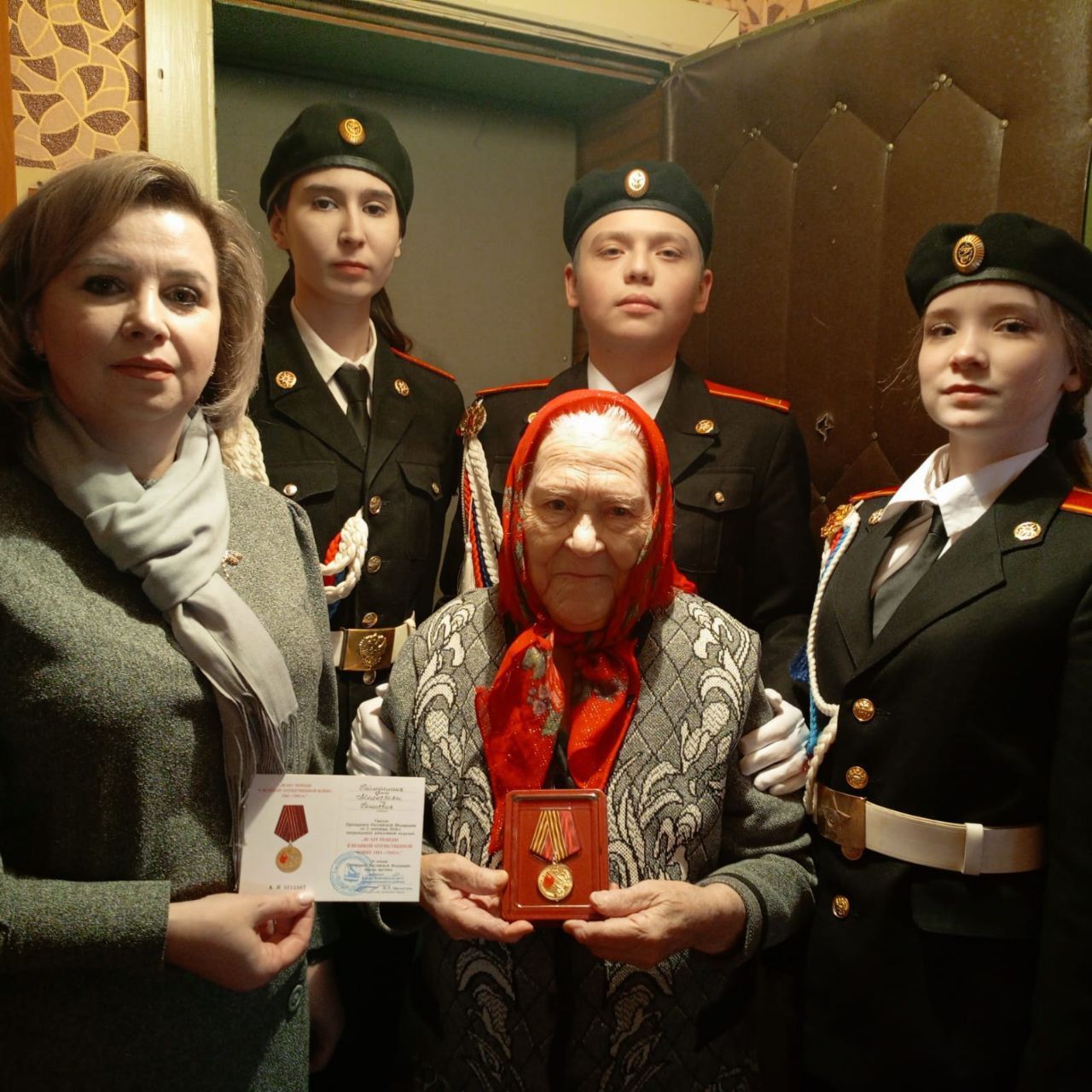 Гимназисты вручили ветеранам юбилейные медали