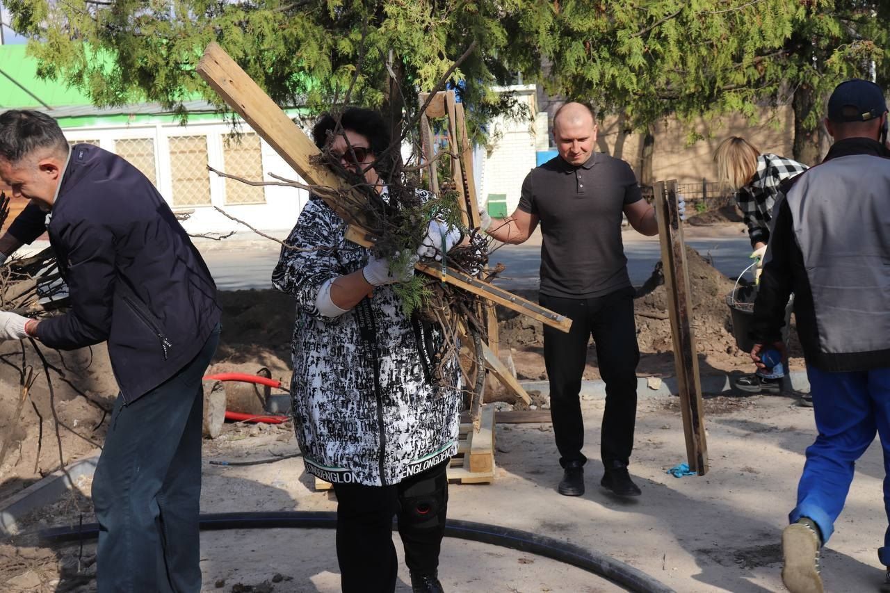 Глава Зеленодольского района принял участие в уборке обновляющегося Парка Победы