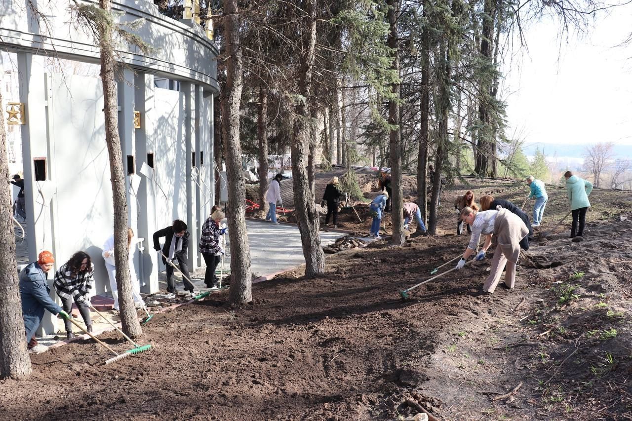 Глава Зеленодольского района принял участие в уборке обновляющегося Парка Победы