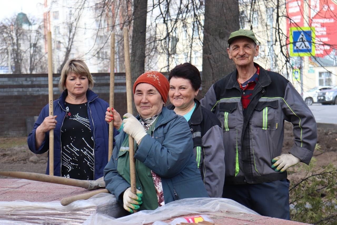 Глава Зеленодольского района принял участие в уборке обновляющегося Парка Победы