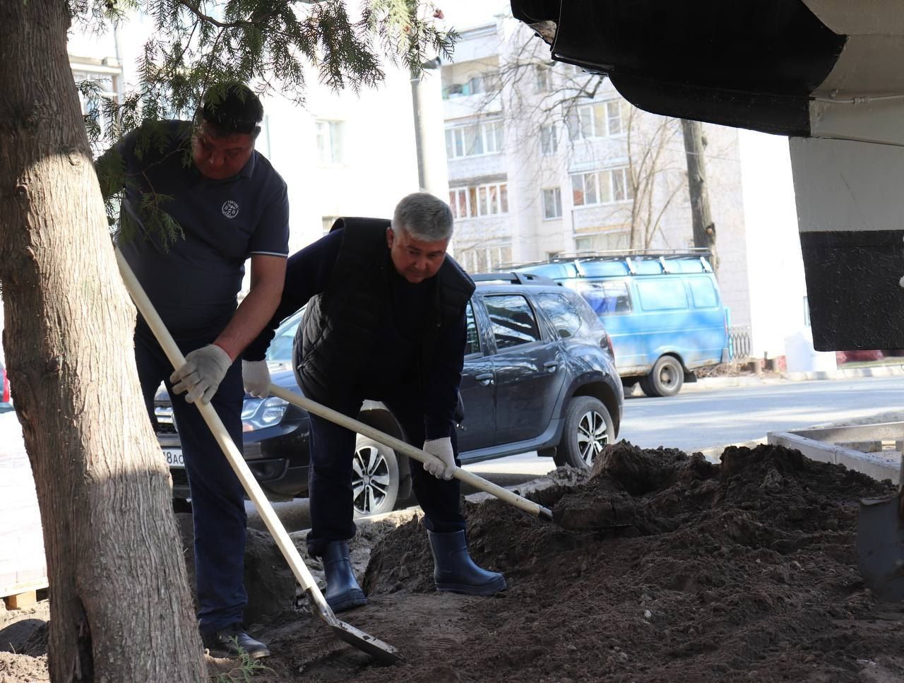 Глава Зеленодольского района принял участие в уборке обновляющегося Парка Победы