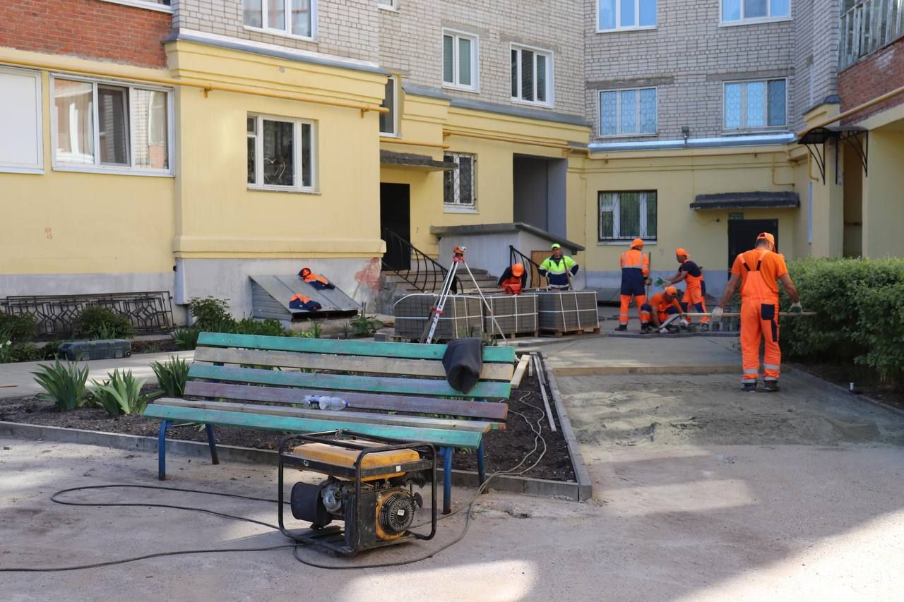 Мэр Зеленодольска осмотрел дом на улице Фрунзе и несколько дворов, которые обновляются по республиканским программам