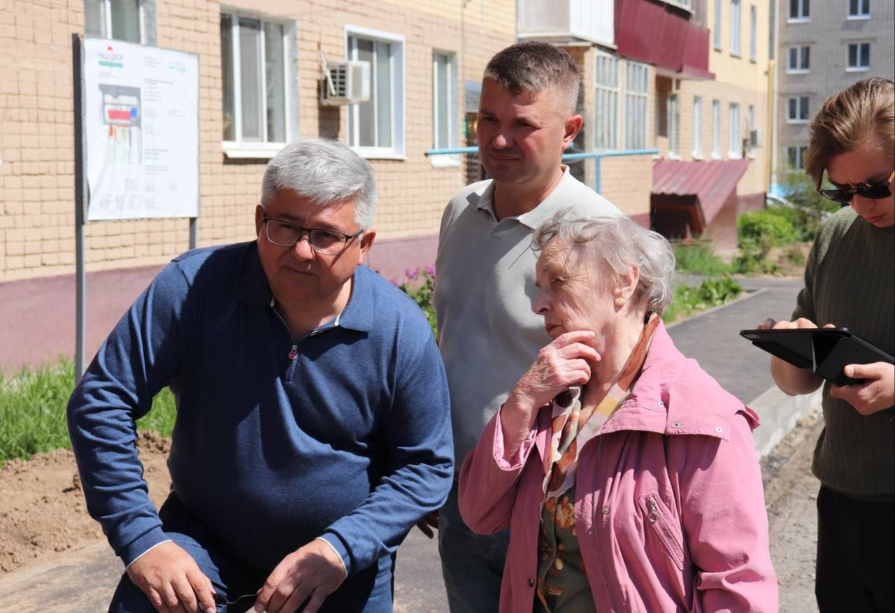 Мэр Зеленодольска осмотрел дом на улице Фрунзе и несколько дворов, которые обновляются по республиканским программам