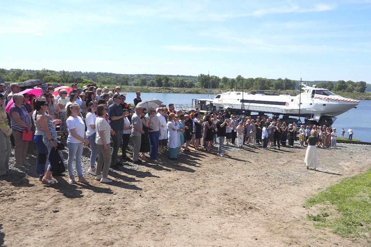 На заводе имени Горького торжественно спустили на воду судно на подводных крыльях