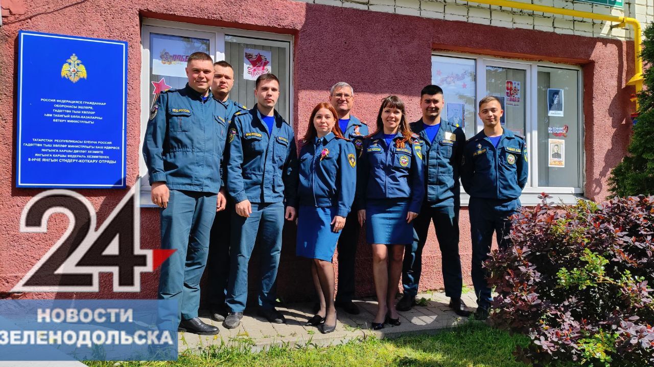 Зеленодольские огнеборцы приняли участие во Всероссийской патриотической акции «Окна Победы»