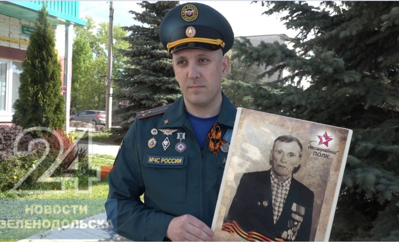 Зеленодольские огнеборцы приняли участие во Всероссийской патриотической акции «Окна Победы»