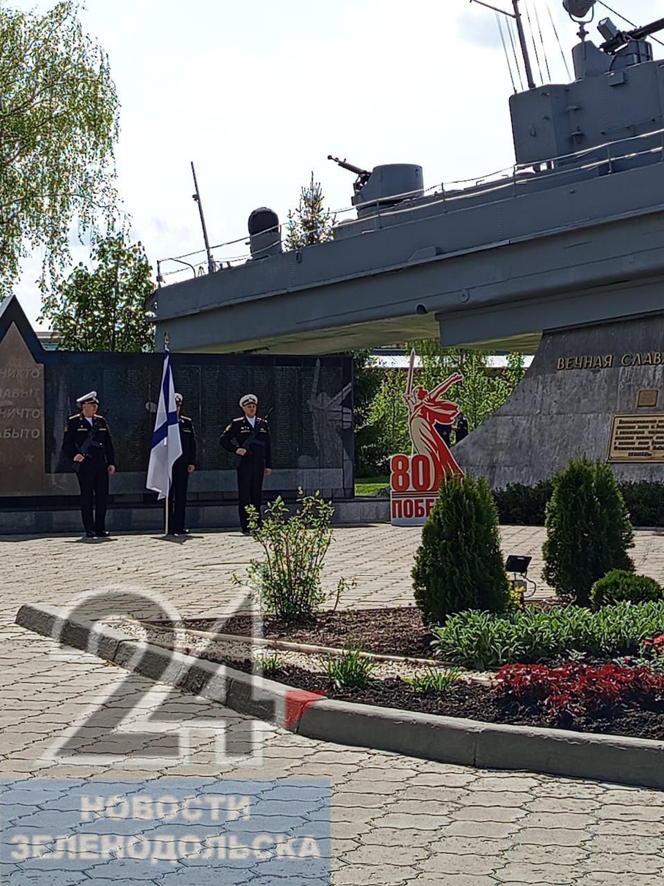 На центральной площади завода имени Горького прошел торжественный митинг, посвященный 9 мая и Году защитника Отечества