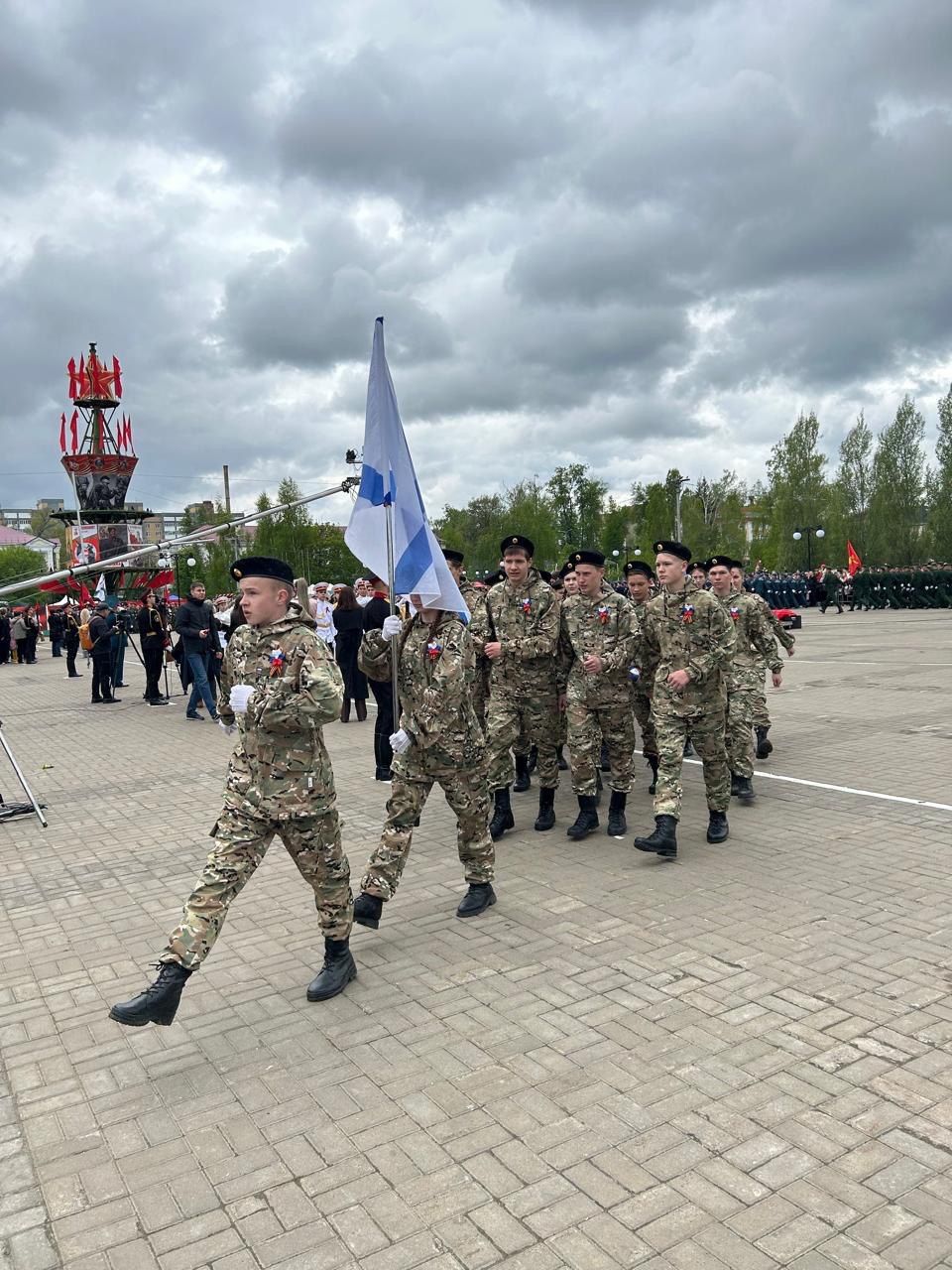 В 10.00 на центральной площади КСК «Авангард» началось торжественное прохождение парадных расчетов