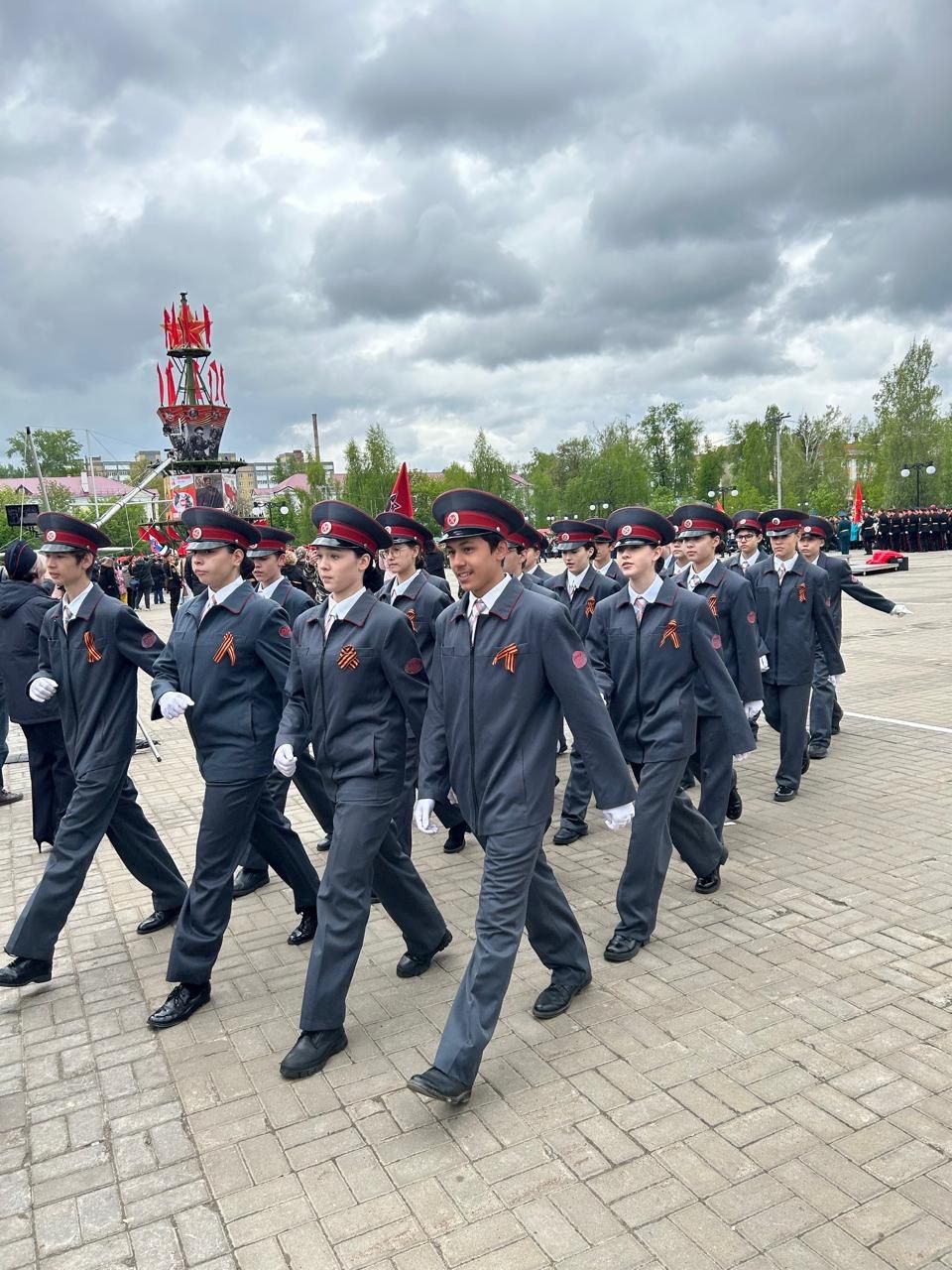 В 10.00 на центральной площади КСК «Авангард» началось торжественное прохождение парадных расчетов