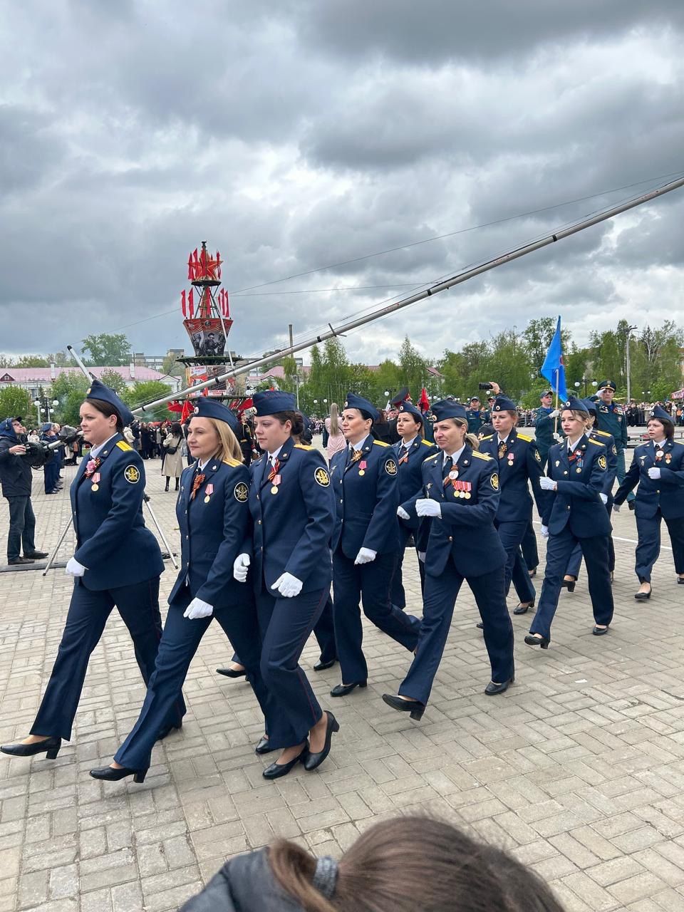 В 10.00 на центральной площади КСК «Авангард» началось торжественное прохождение парадных расчетов