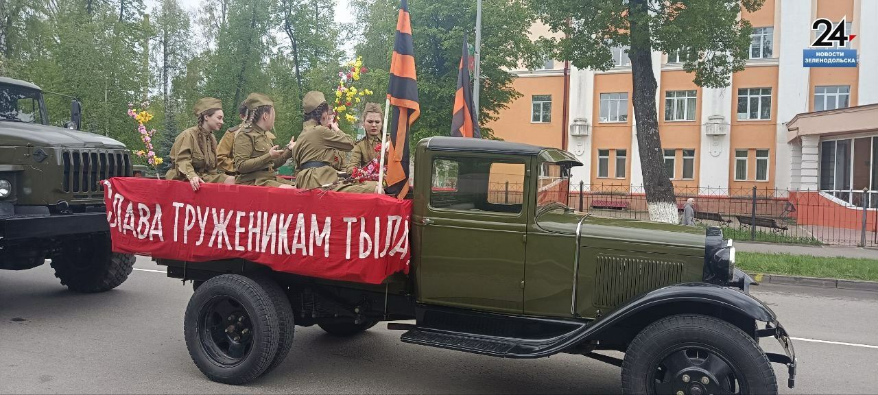 В 10.00 на центральной площади КСК «Авангард» началось торжественное прохождение парадных расчетов
