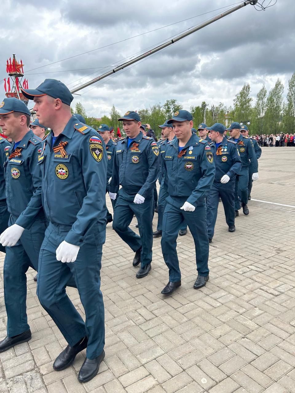 В 10.00 на центральной площади КСК «Авангард» началось торжественное прохождение парадных расчетов