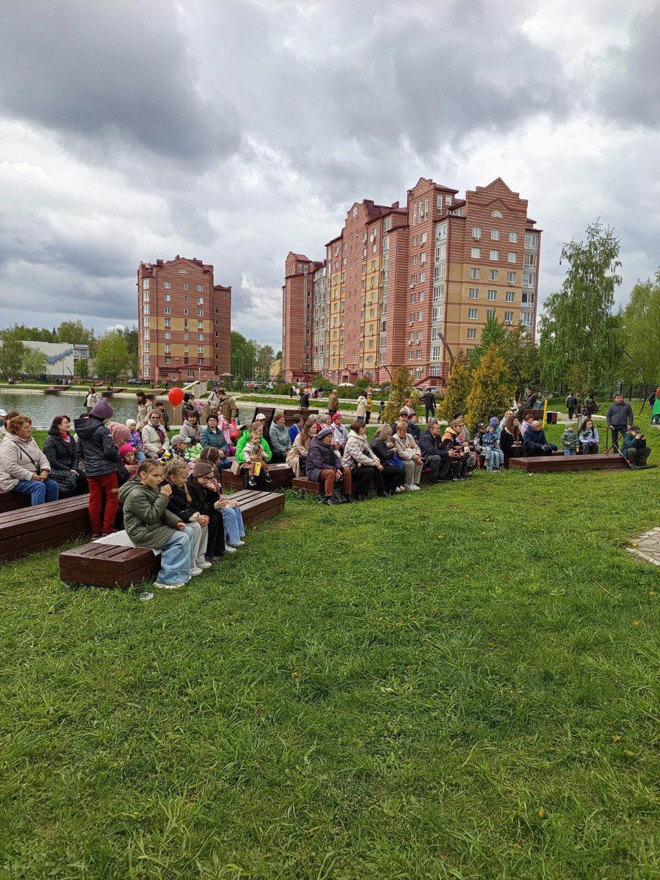 На сцене «Ракушка» у озера проходит праздничный концерт