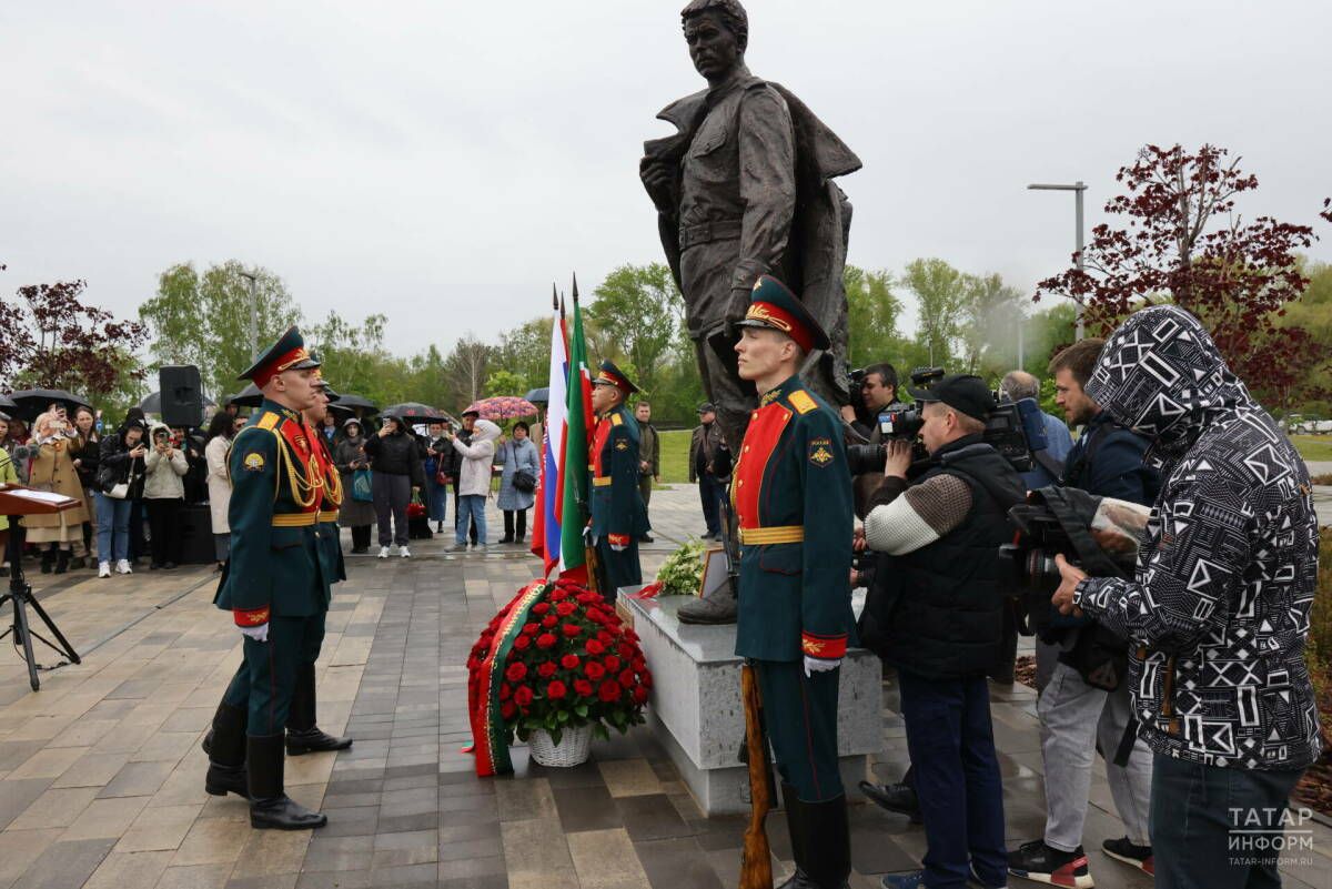 В Казани торжественно открыли монумент известному татарскому поэту и фронтовику Фатиху Кариму