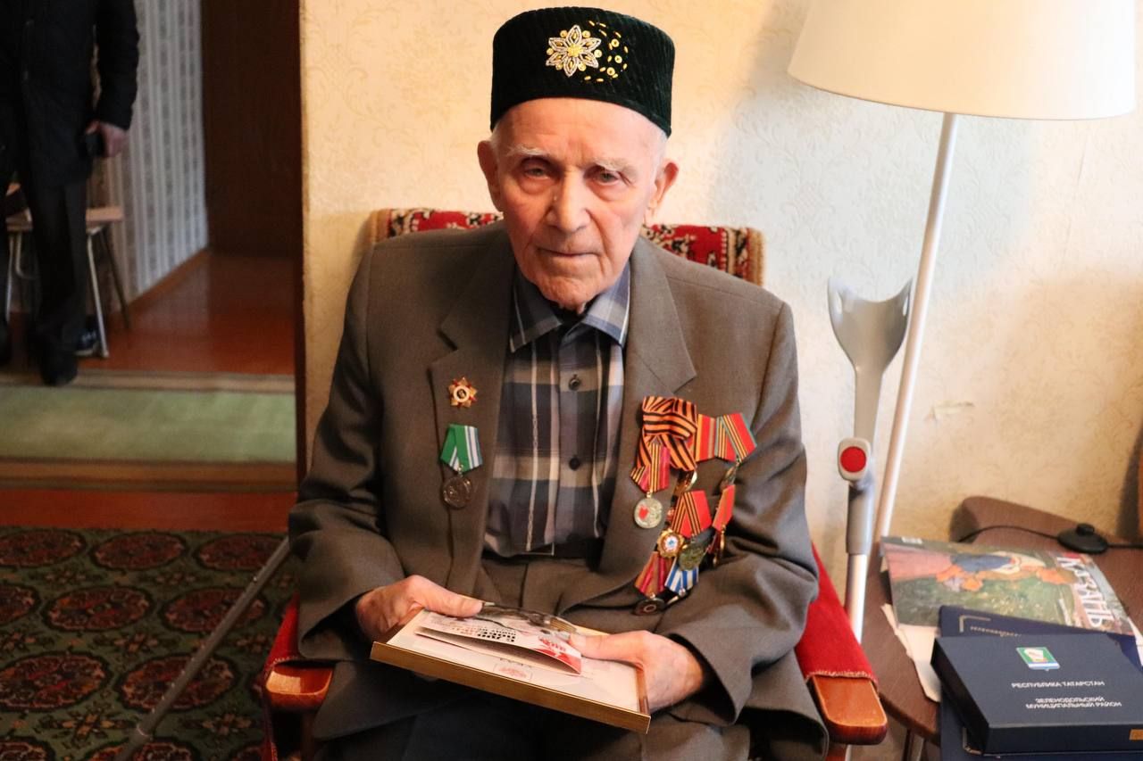 Михаил Афанасьев в День Победы посетил 98-летнего ветерана Великой Отечественной войны Бурхана Мингазовича Гайнутдинова