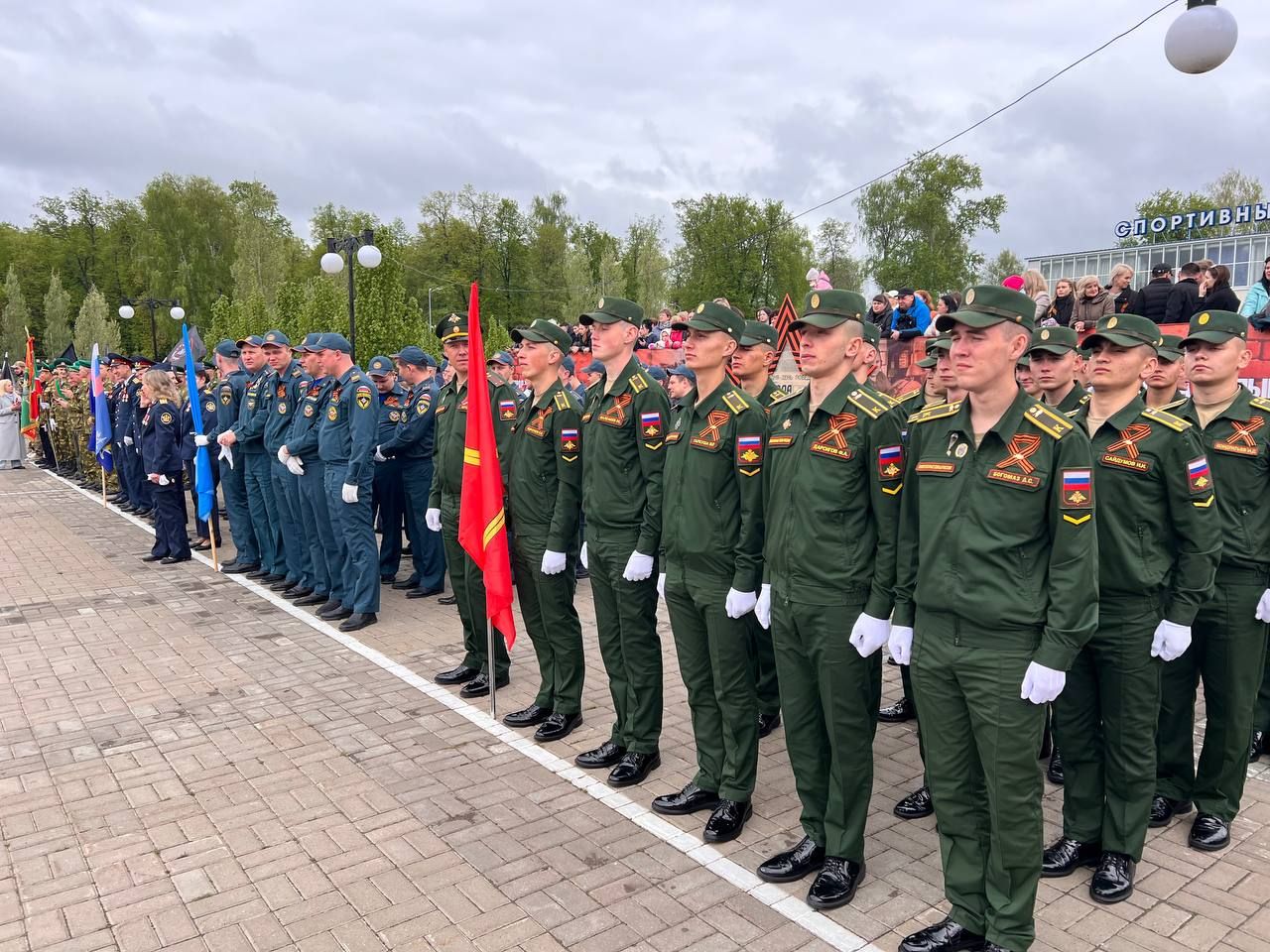 В 10.00 на центральной площади КСК «Авангард» началось торжественное прохождение парадных расчетов