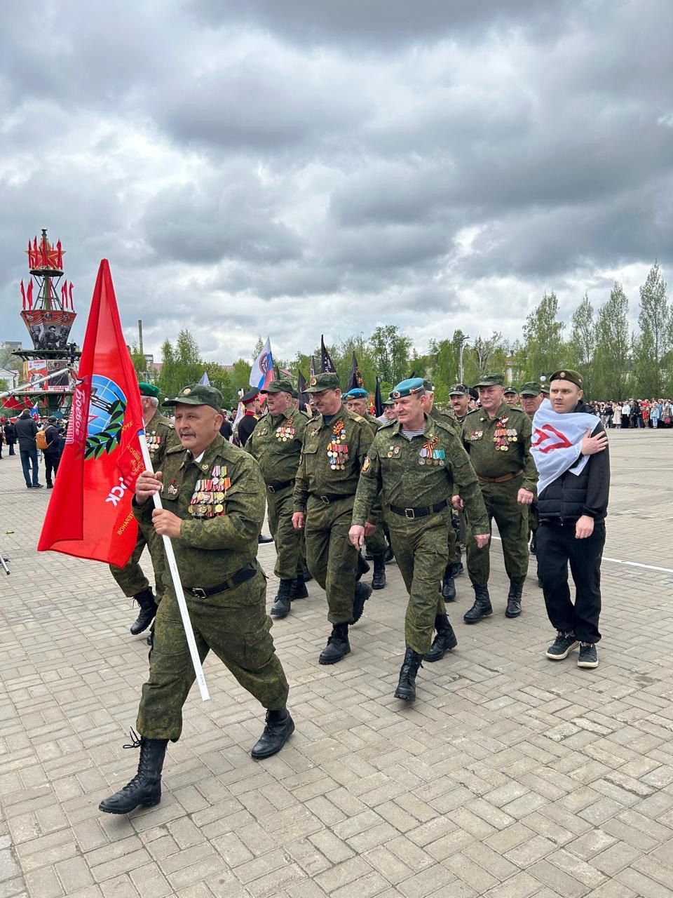 В 10.00 на центральной площади КСК «Авангард» началось торжественное прохождение парадных расчетов