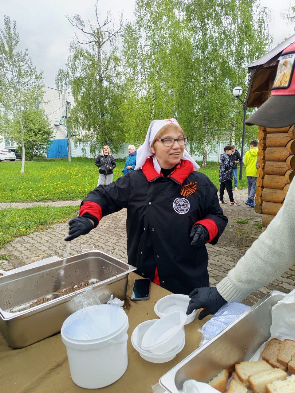 На сцене «Ракушка» у озера проходит праздничный концерт