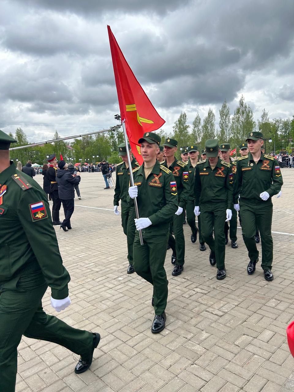 В 10.00 на центральной площади КСК «Авангард» началось торжественное прохождение парадных расчетов