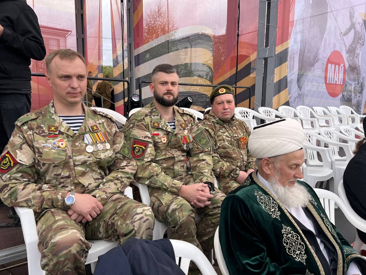 В 10.00 на центральной площади КСК «Авангард» началось торжественное прохождение парадных расчетов