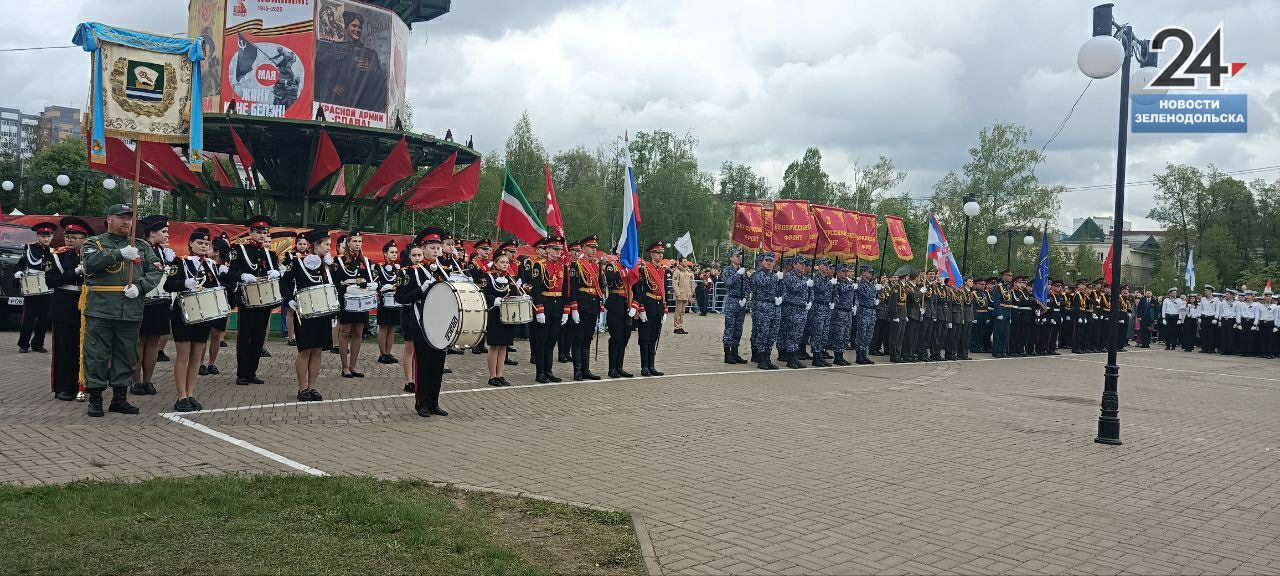 В 10.00 на центральной площади КСК «Авангард» началось торжественное прохождение парадных расчетов