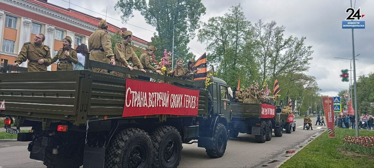 В 10.00 на центральной площади КСК «Авангард» началось торжественное прохождение парадных расчетов