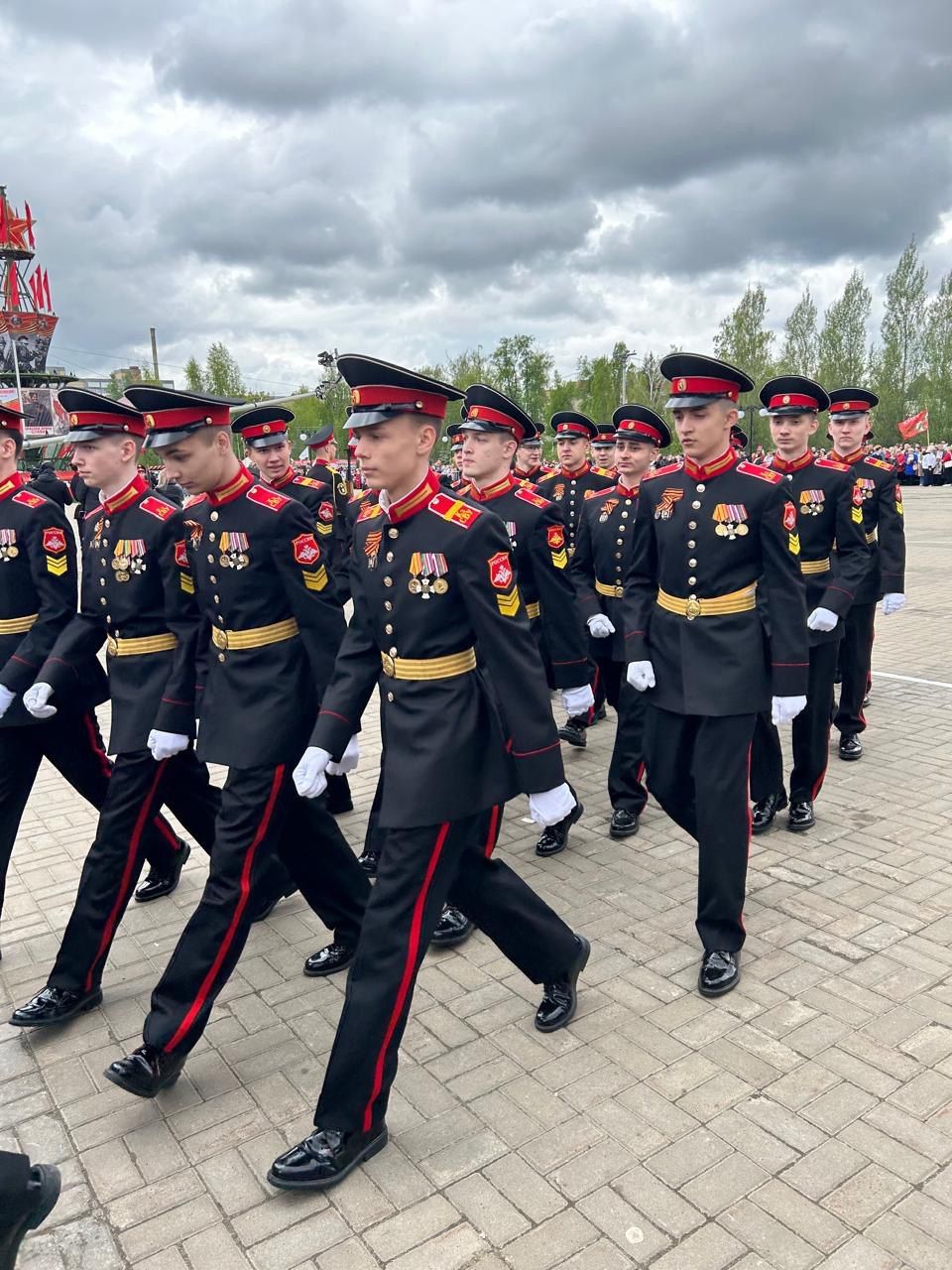 В 10.00 на центральной площади КСК «Авангард» началось торжественное прохождение парадных расчетов