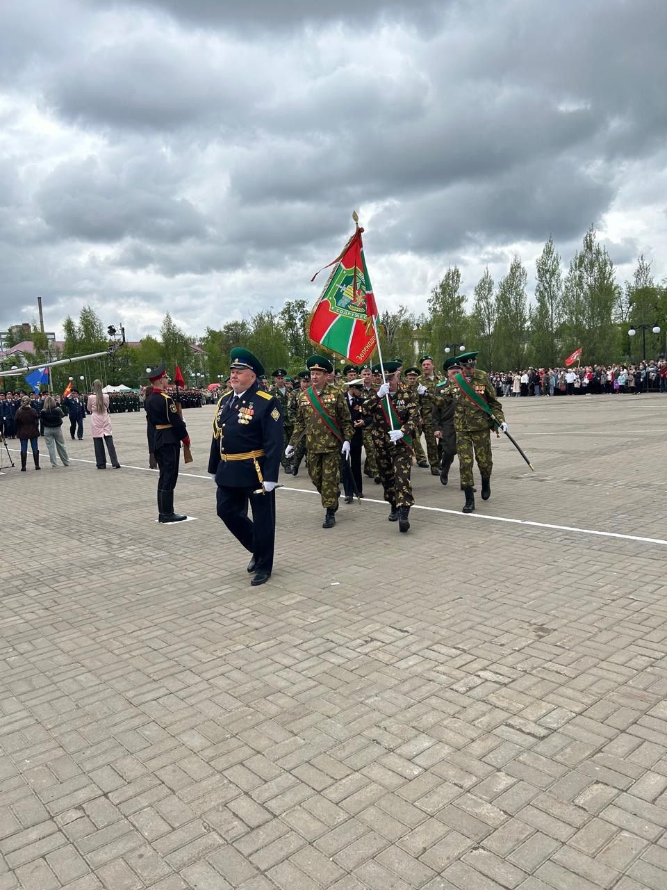 В 10.00 на центральной площади КСК «Авангард» началось торжественное прохождение парадных расчетов