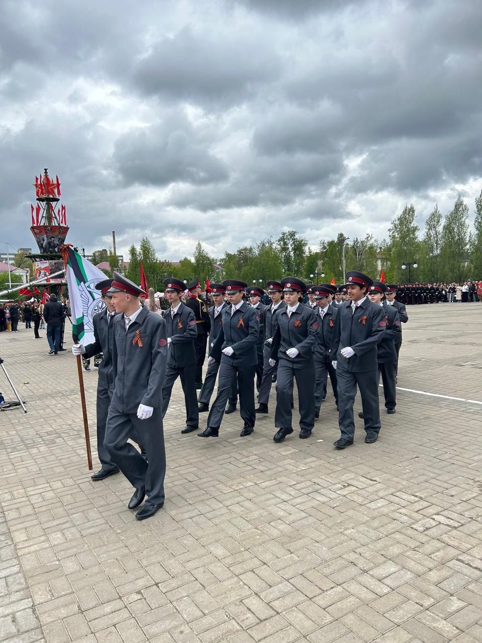 В 10.00 на центральной площади КСК «Авангард» началось торжественное прохождение парадных расчетов