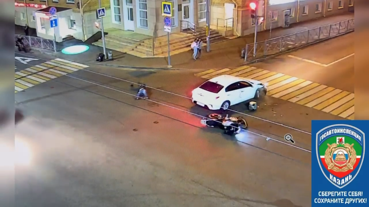 В центре Казани мотоциклист столкнулся с автомобилем