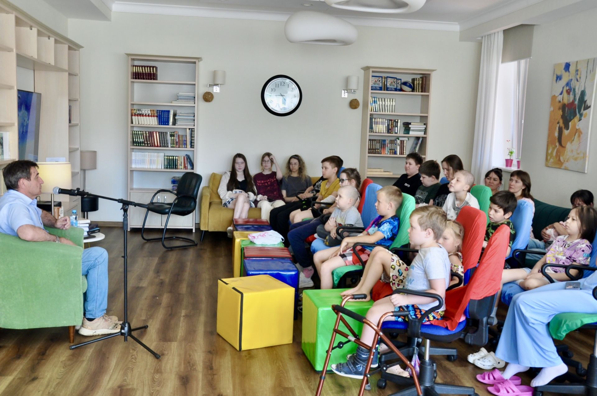 Юрий Камалтынов почитал для детей Семейного дома Благотворительного Фонда «Семья вместе» детские сказки