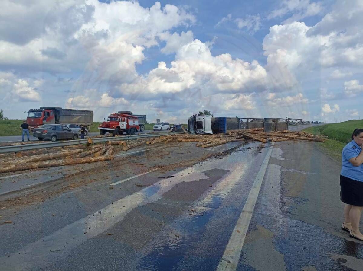 На трассе в Татарстане опрокинулся грузовик с бревнами: другого водителя госпитализировали