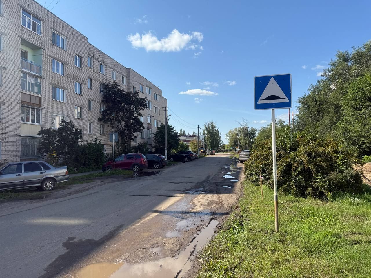 В поселке Васильево стартовали работы по замене асфальта по улице Октябрьская
