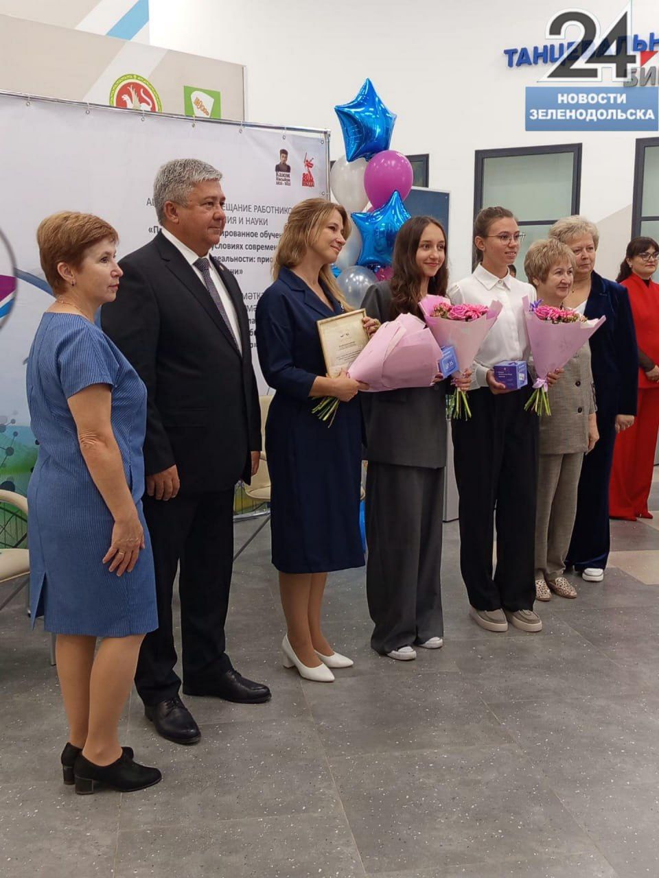 В ЦКР в преддверии августовской педконференции прошло чествование выпускников, сдавших ЕГЭ на высшие баллы