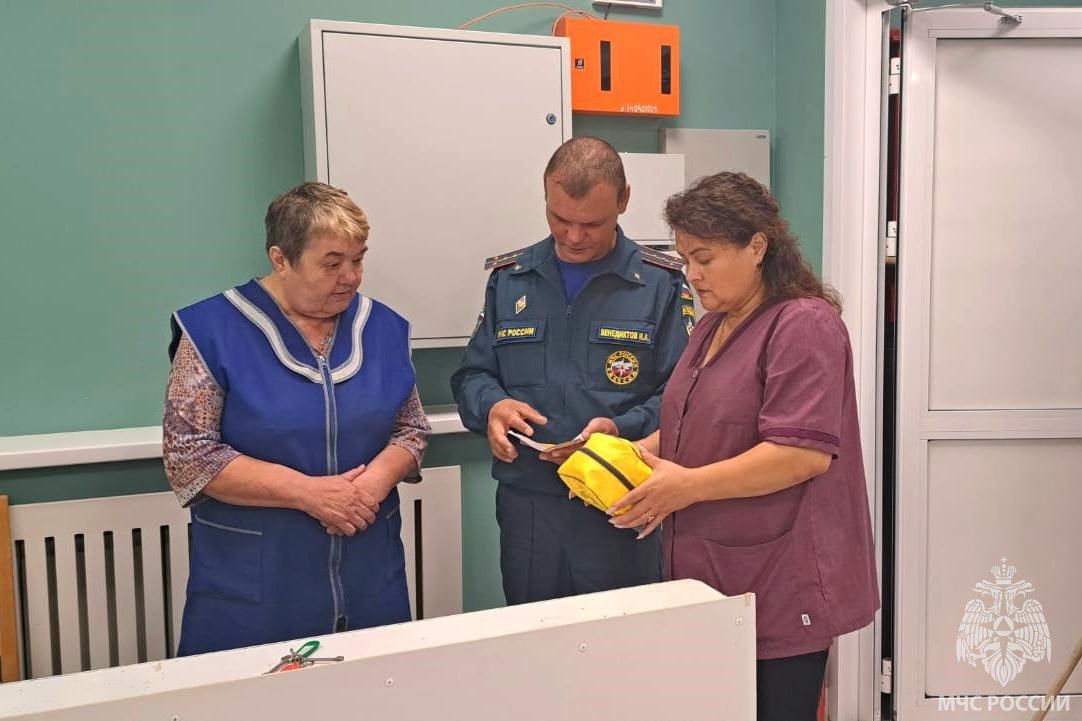 Сотрудники Госпожнадзора обследуют места проведения выборов