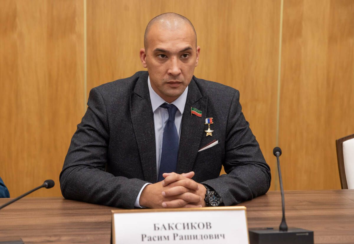 Герой России Расим Баксиков проходит стажировку в Министерстве спорта Татарстана